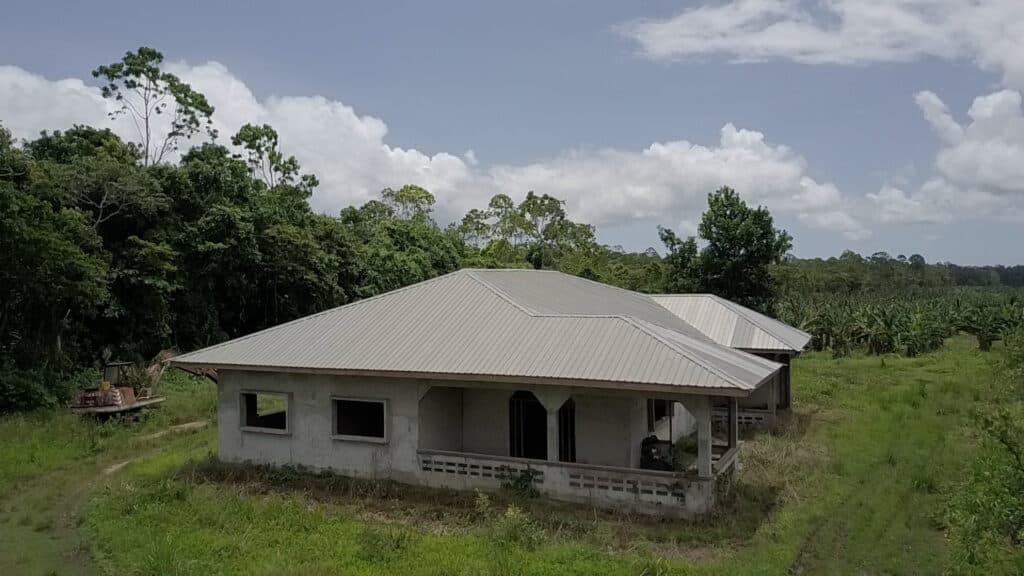 Perceel van 8,3 hectare grond met woning op Saramacca — miniatuur 2